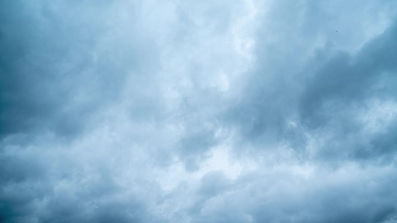 暗雨云快速移动的时间间隔。在一个阴沉的夏日里，蓝色的蓬松的云。视频素材