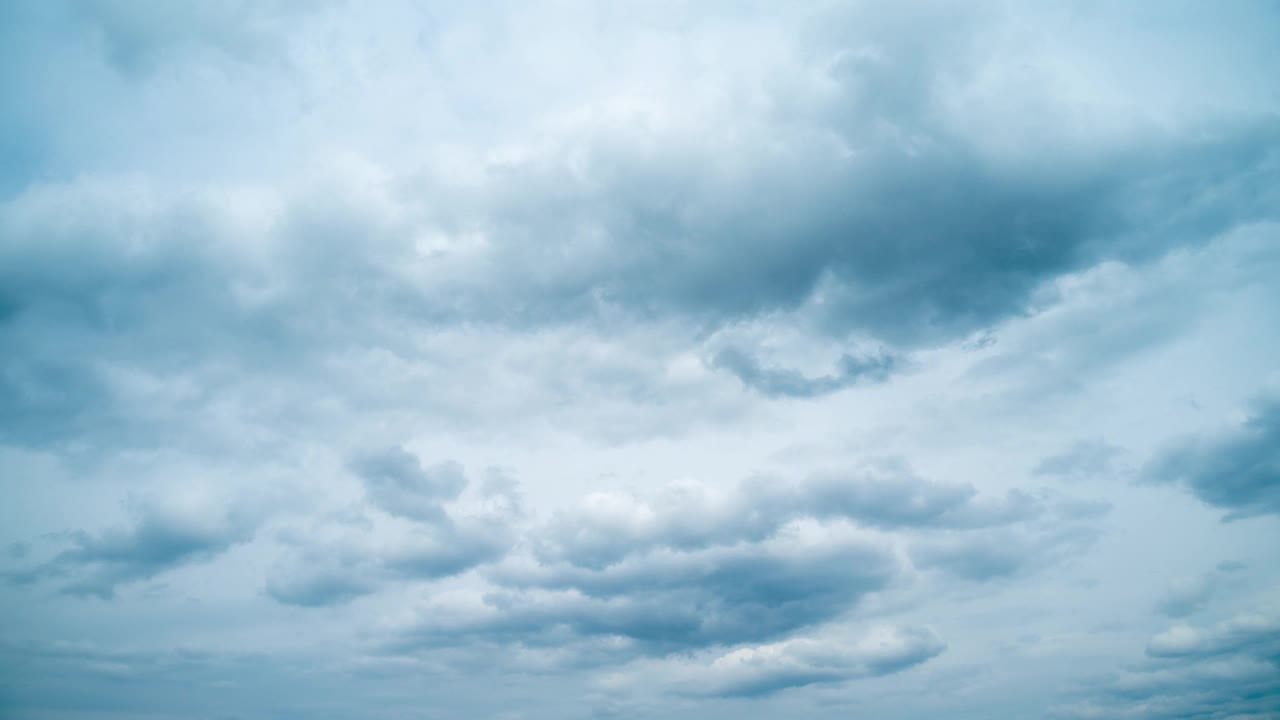 天空中乌云飘过天空。时间流逝的白色小积云蓬松的云。视频素材