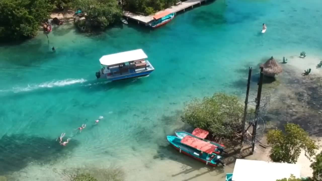 夏天，小船在岛附近的海面上行驶视频下载