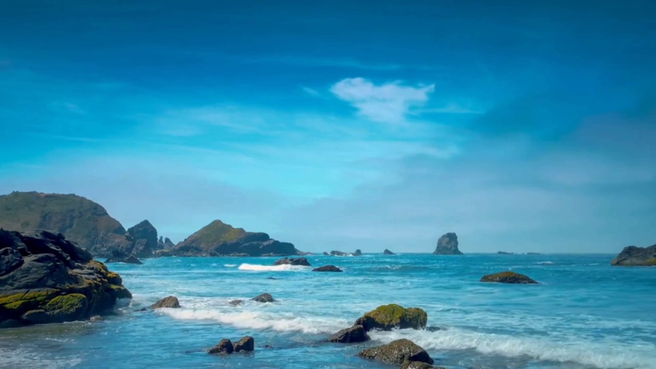 夏天，海滩上的海浪和岩石，还有海景视频下载