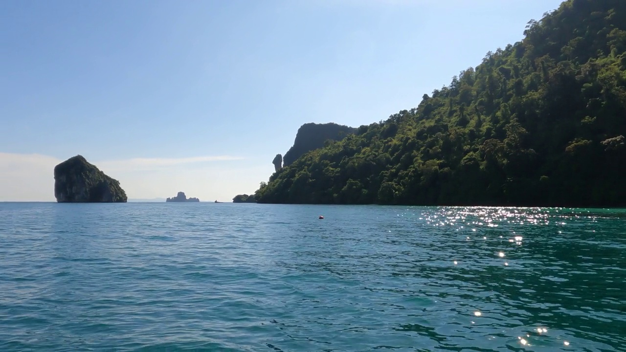 从船上看热带岛屿与海洋蓝色海水，甲米泰国自然景观视频素材