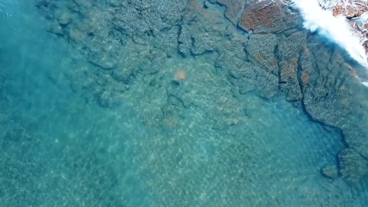 夏天，海滩上的海浪冲击着岩石的美丽视频下载