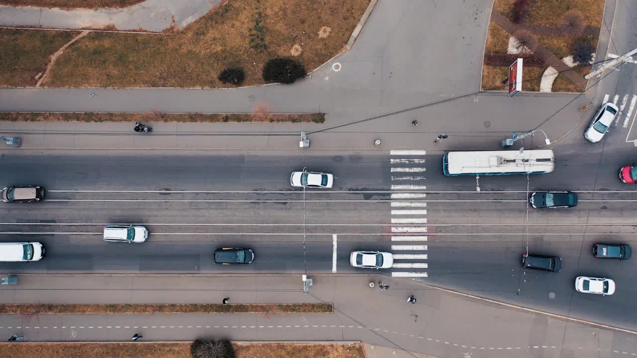 大桥交通鸟瞰图。追踪那辆去桥的车。视频素材