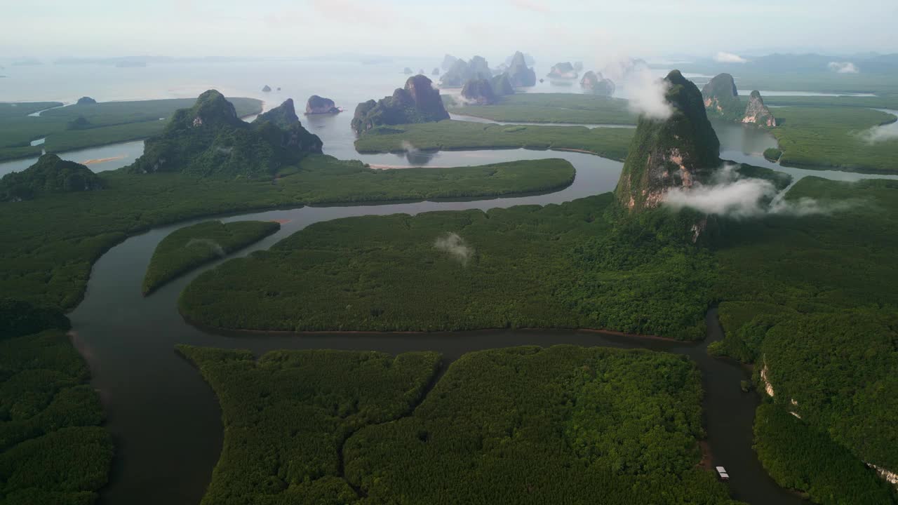 鸟瞰泰国攀牙省攀牙湾的群山、流入大海的海流和周围的绿色植物。视频素材