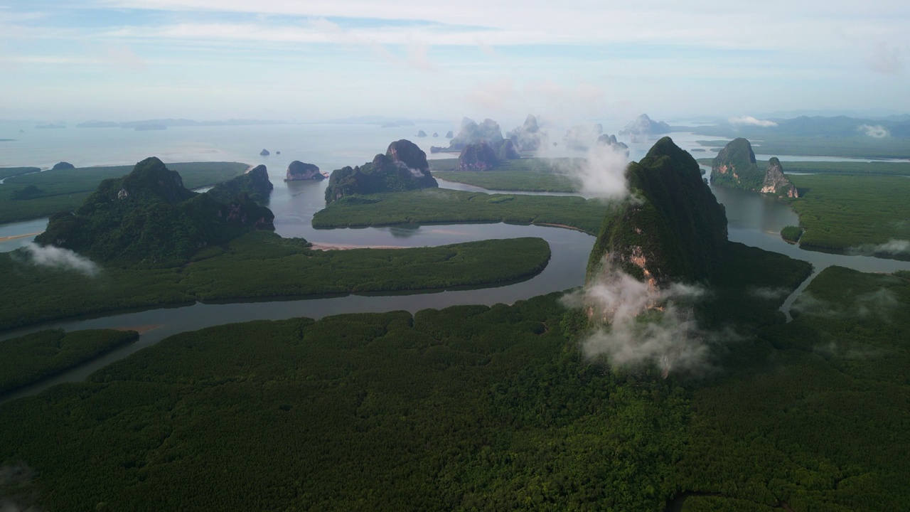 鸟瞰泰国攀牙省攀牙湾的群山、流入大海的海流和周围的绿色植物。视频素材