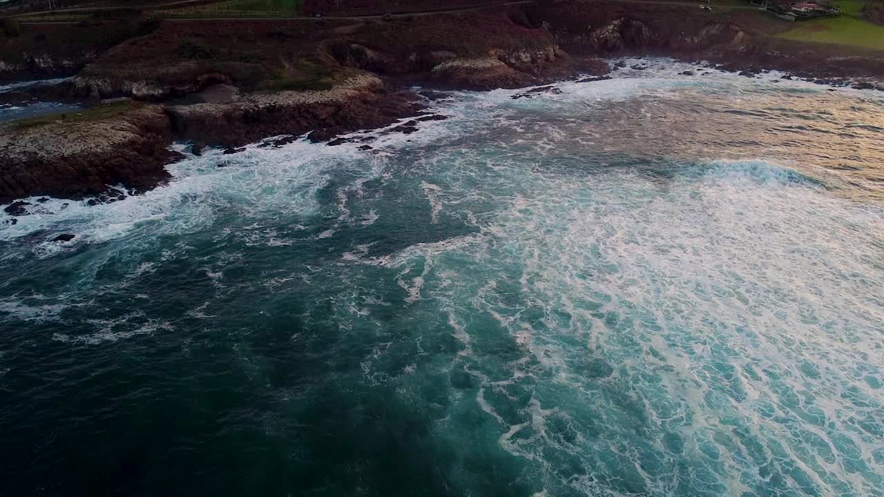 泡沫海浪冲击岩石悬崖的慢动作视频素材