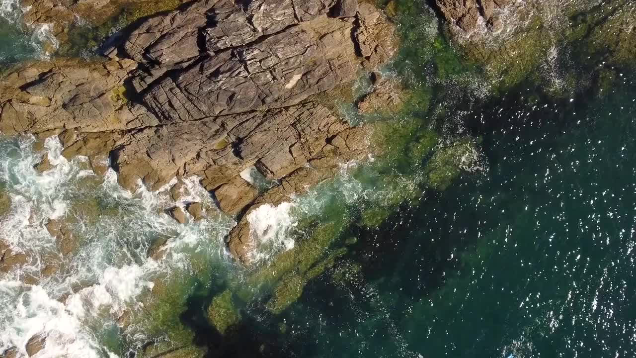 空中俯瞰波涛汹涌的岩石海边视频素材