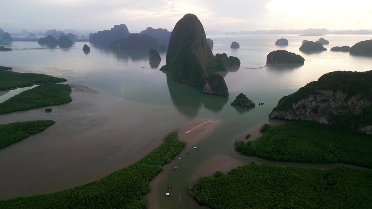 鸟瞰泰国攀牙省攀牙湾的群山、流入大海的海流和周围的绿色植物。视频素材