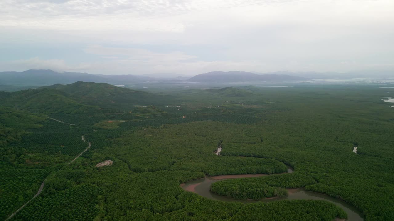 鸟瞰泰国攀牙省攀牙湾的群山、流入大海的海流和周围的绿色植物。视频素材