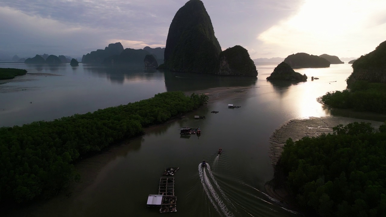 鸟瞰泰国攀牙省攀牙湾的群山、流入大海的海流和周围的绿色植物。视频素材