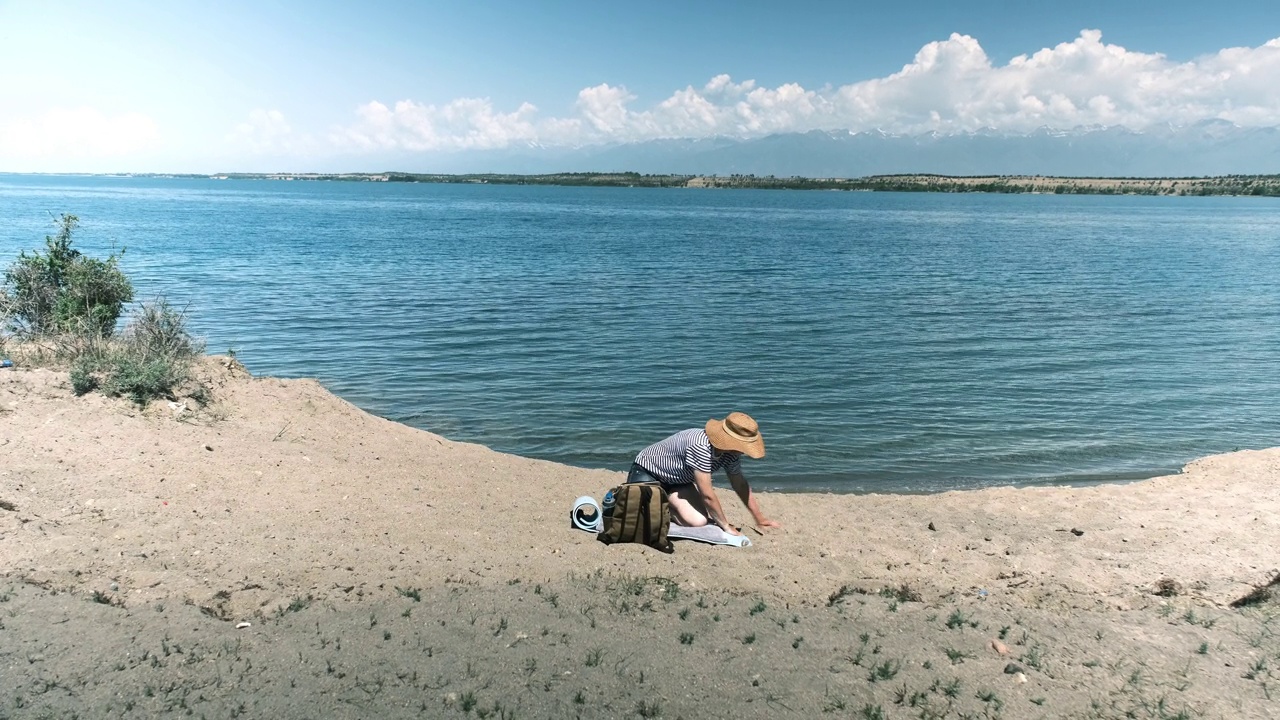 女游客要去湖岸晒日光浴视频素材