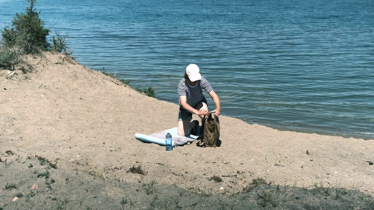 女游客要去湖岸晒日光浴视频素材