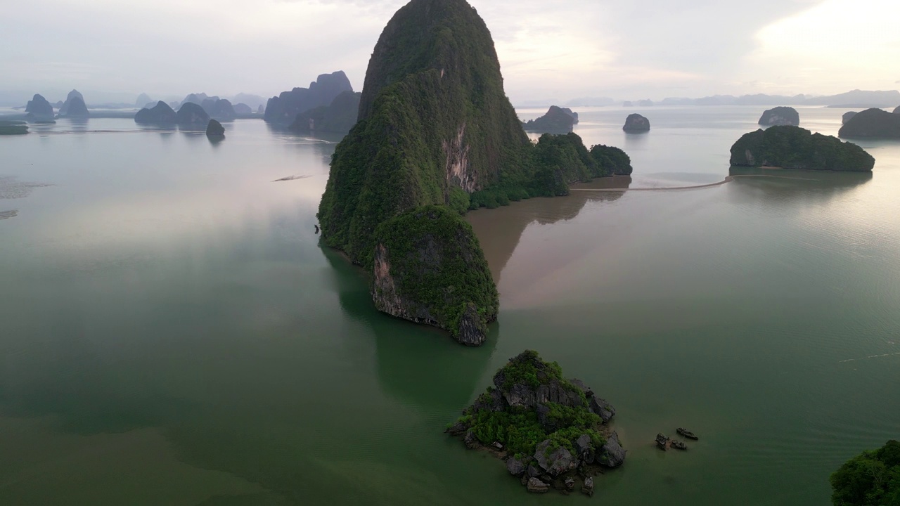 鸟瞰泰国攀牙省攀牙湾的群山、流入大海的海流和周围的绿色植物。视频素材