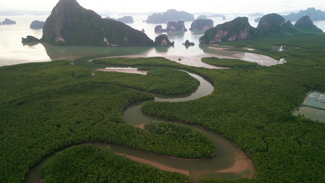 鸟瞰泰国攀牙省攀牙湾的群山、流入大海的海流和周围的绿色植物。视频素材