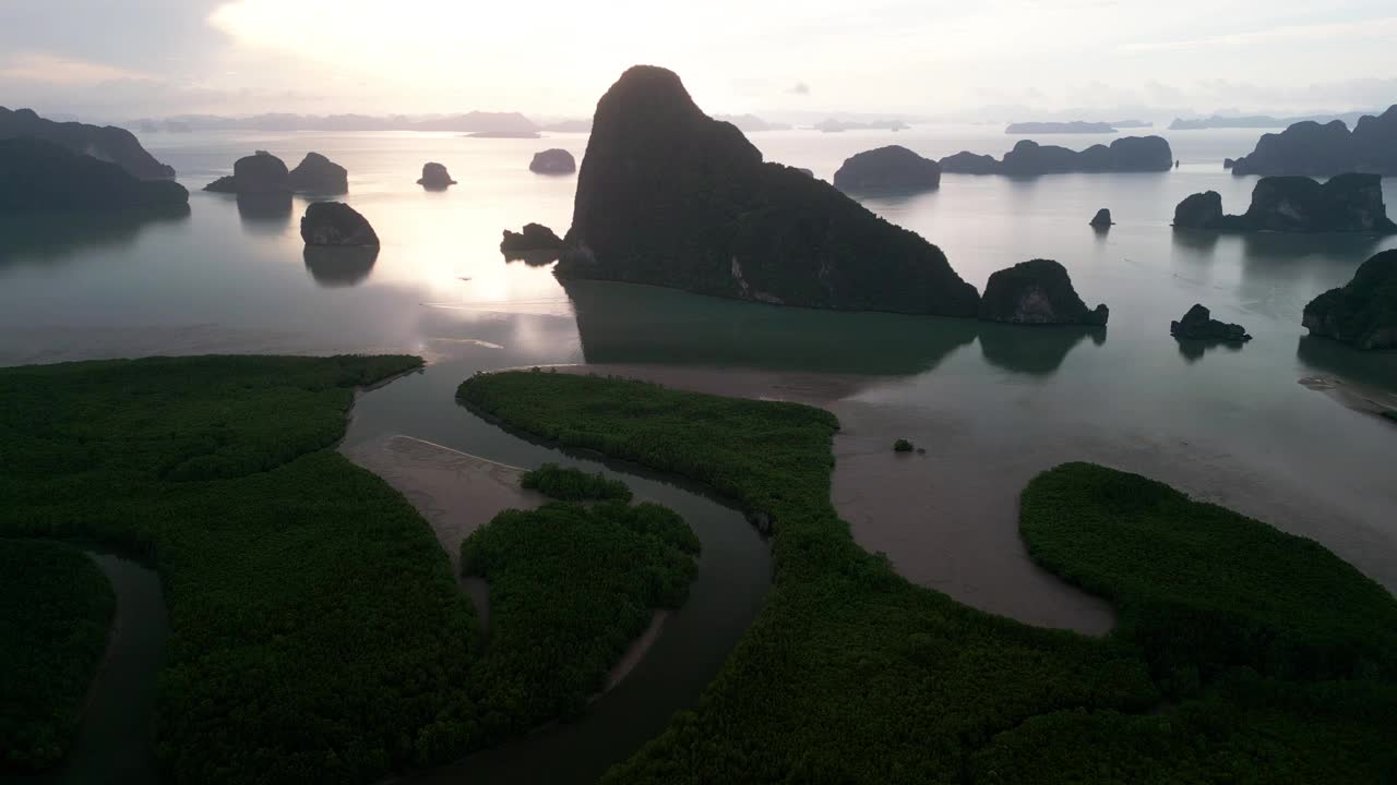 鸟瞰泰国攀牙省攀牙湾的群山、流入大海的海流和周围的绿色植物。视频素材