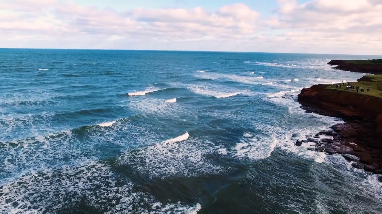 无人机拍摄的海浪冲击岩石视频素材