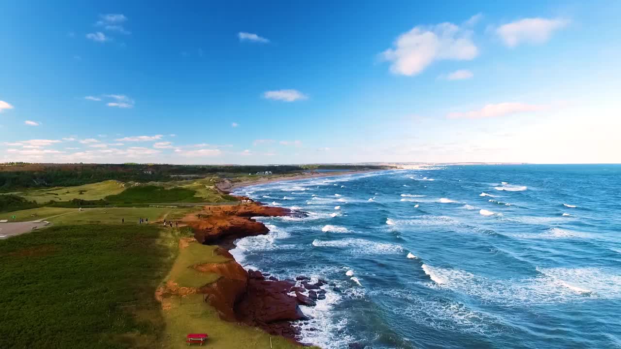 在一个晴朗的日子里，海洋的无人机视频素材