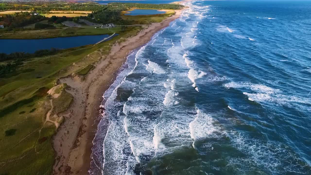 海浪冲击海滩的嗡嗡声视频素材