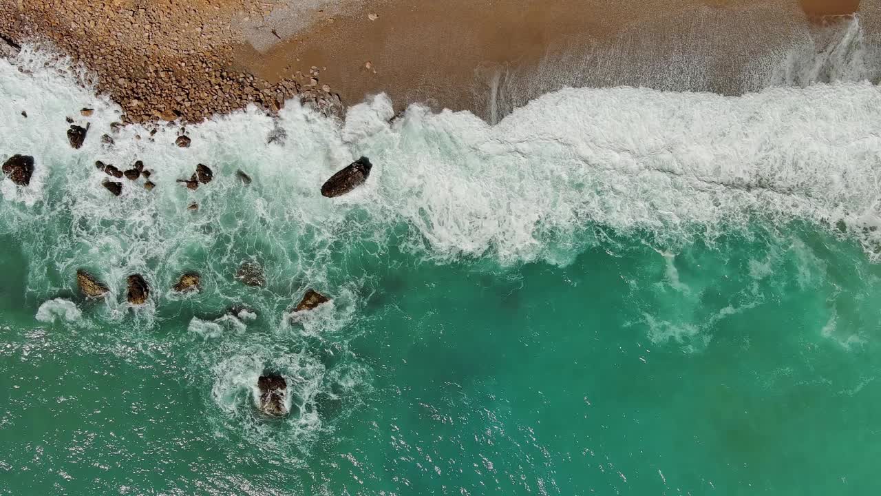 海滩和海浪高高在上视频素材