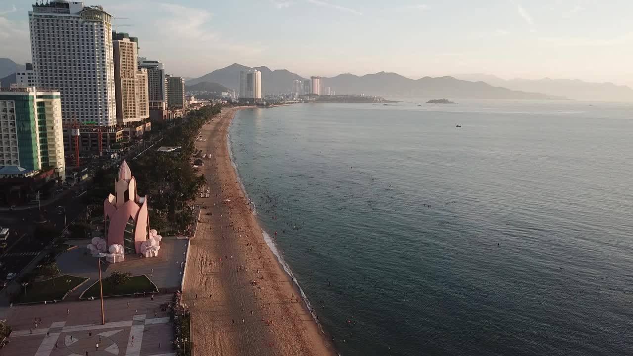 海滨城市芽庄清晨鸟瞰图视频素材