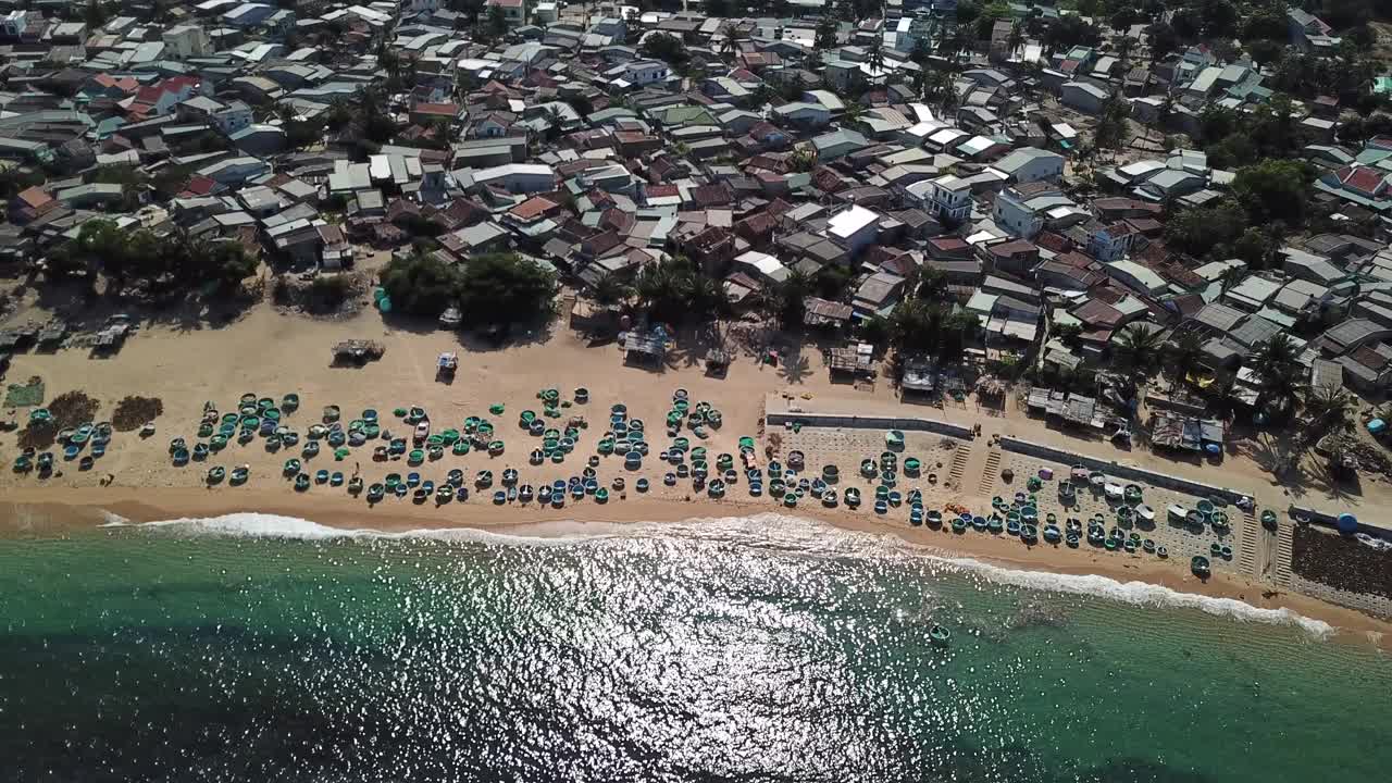 庆和省渔村旁边的海滩上停着许多篮子船视频素材