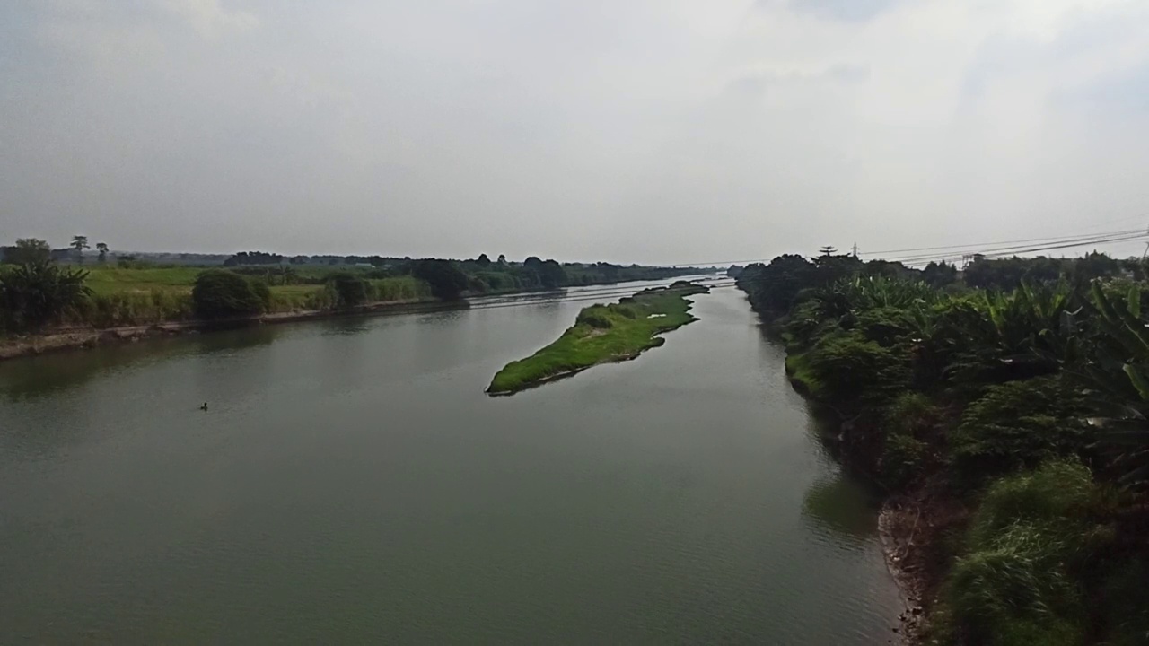 河流和天空视频素材