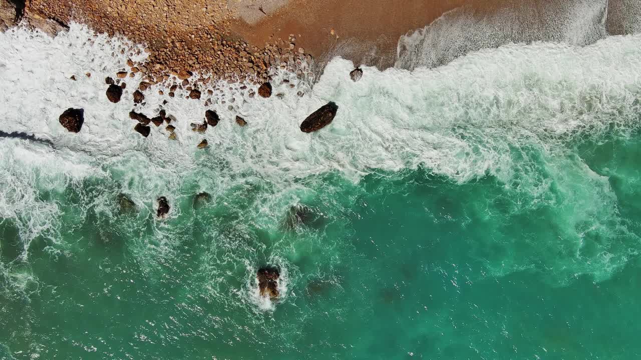 海滩和海浪高高在上视频素材