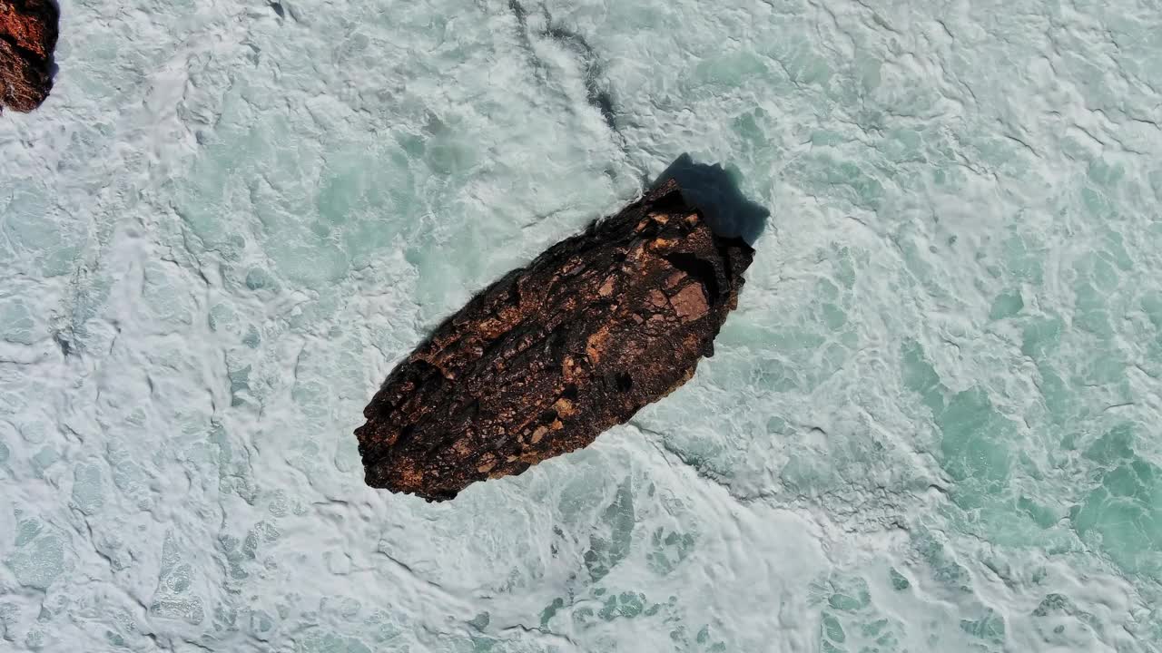 海滩和海浪高高在上视频素材