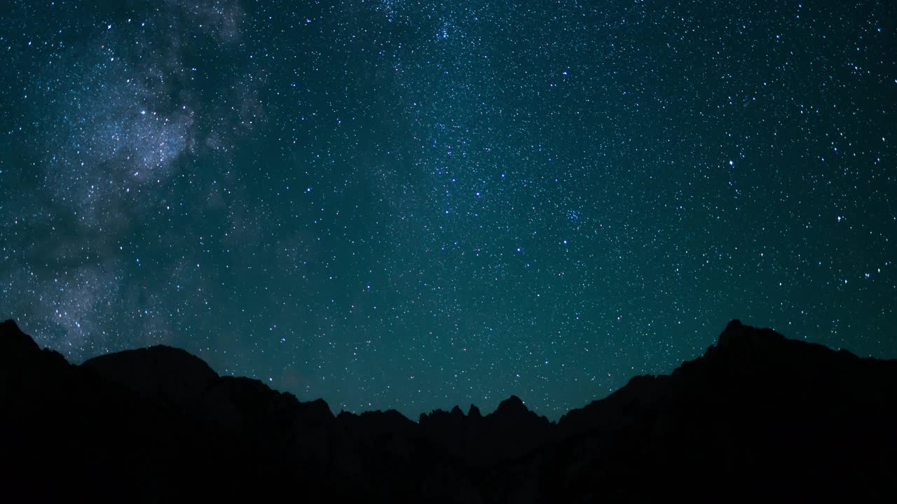 三角洲水瓶座流星雨和银河系50毫米西南天空惠特尼山山峰内华达山脉美国加州时间流逝视频素材