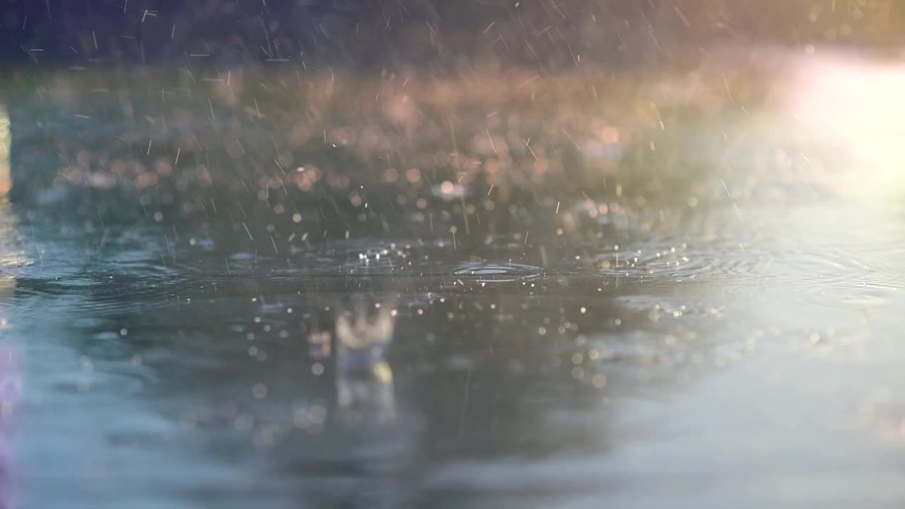 雨季落在人行道上的雨视频素材