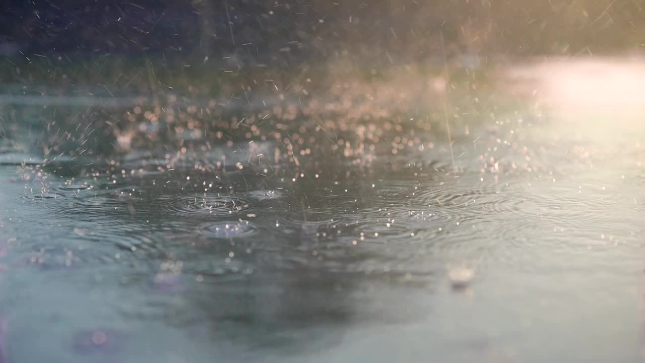 雨季落在人行道上的雨视频素材