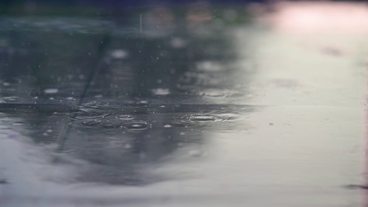 雨季落在人行道上的雨视频素材