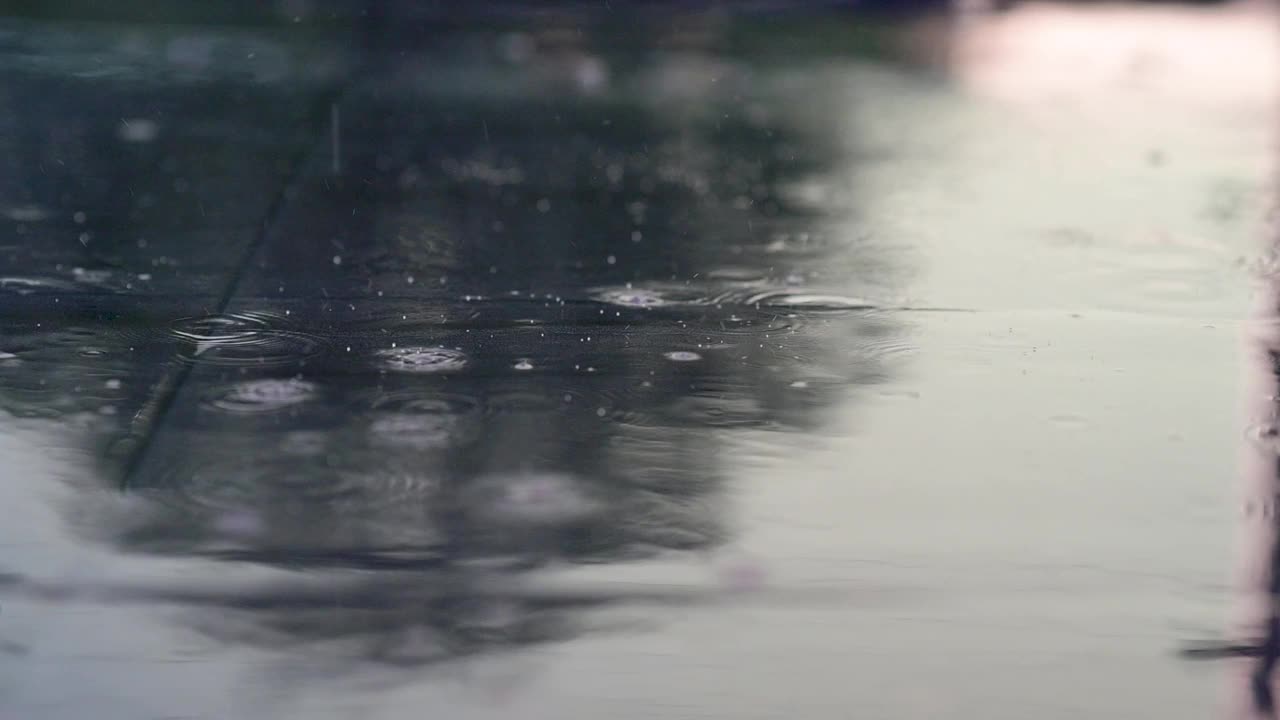 雨季落在人行道上的雨视频素材