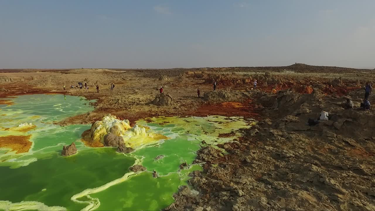 地球生态学。最好的自然之旅。酸湖。干旱的沙漠，干旱的季节。鸟瞰图。自然灾害生态。干旱、气候变化和全球变暖的概念。干涸的河床和湖泊。视频素材