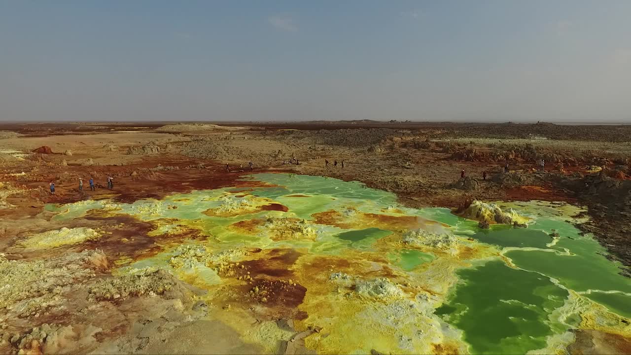 地球生态学。最好的自然之旅。酸湖。干旱的沙漠，干旱的季节。鸟瞰图。自然灾害生态。干旱、气候变化和全球变暖的概念。干涸的河床和湖泊。视频素材