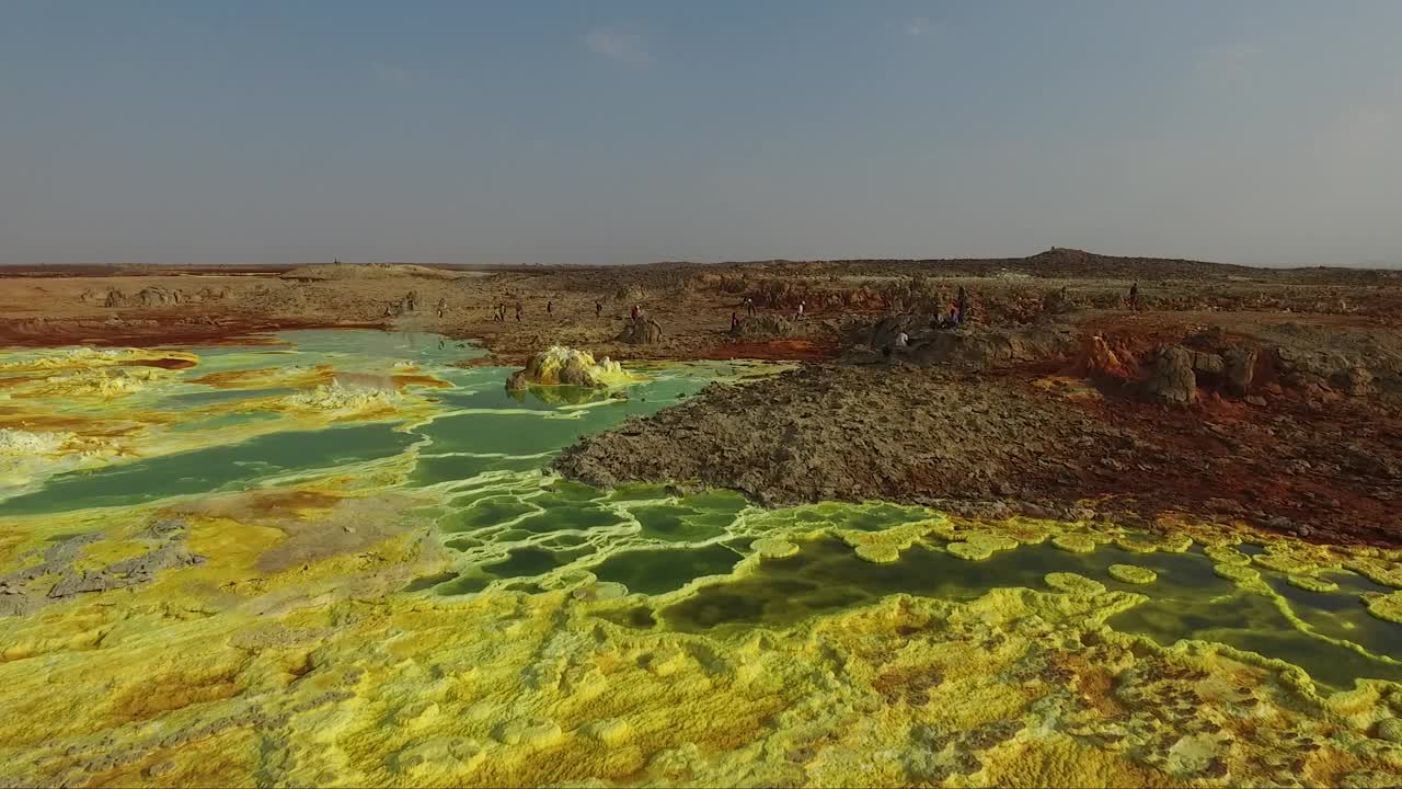 地球生态学。最好的自然之旅。酸湖。干旱的沙漠，干旱的季节。鸟瞰图。自然灾害生态。干旱、气候变化和全球变暖的概念。干涸的河床和湖泊。视频素材