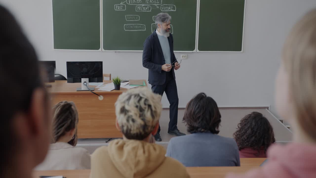 一群学生在大学课堂上听英语老师学习语言语法视频素材