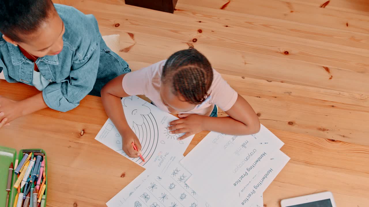 教育，妈妈或女孩学习在纸上着色幼儿园的家庭作业或艺术项目。支持，俯视图或母亲帮助有创造力的非洲儿童学生绘画发展视频素材