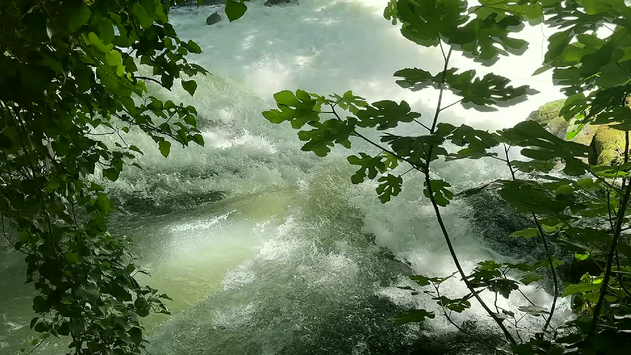 美丽的河流在山上流动视频素材