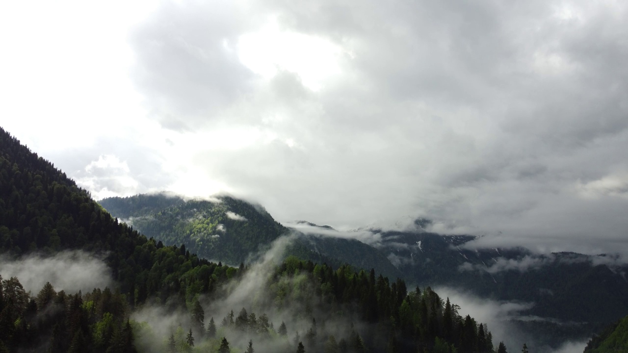 无人机拍摄的国家公园云雾缭绕的山景。视频素材