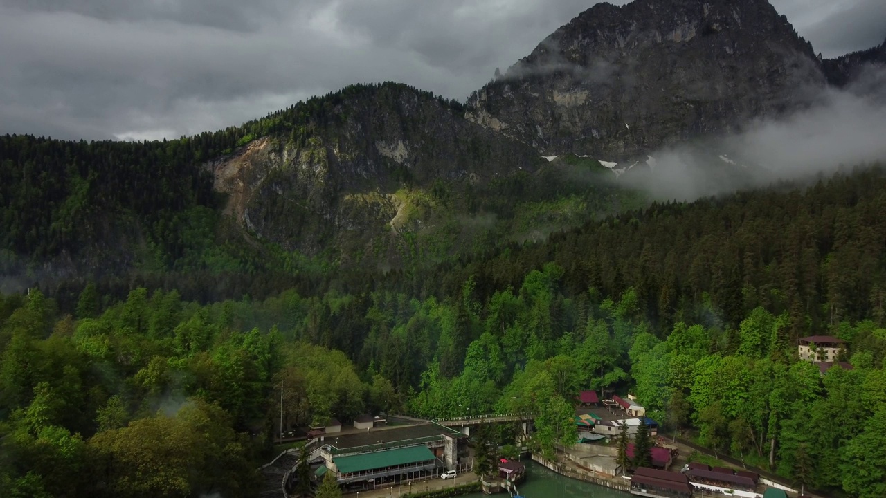 无人机拍摄的国家公园云雾缭绕的山景。视频素材