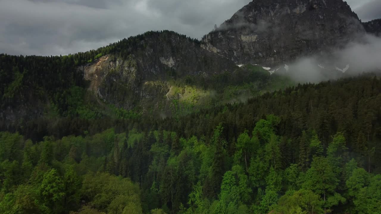 无人机拍摄的国家公园云雾缭绕的山景。视频素材