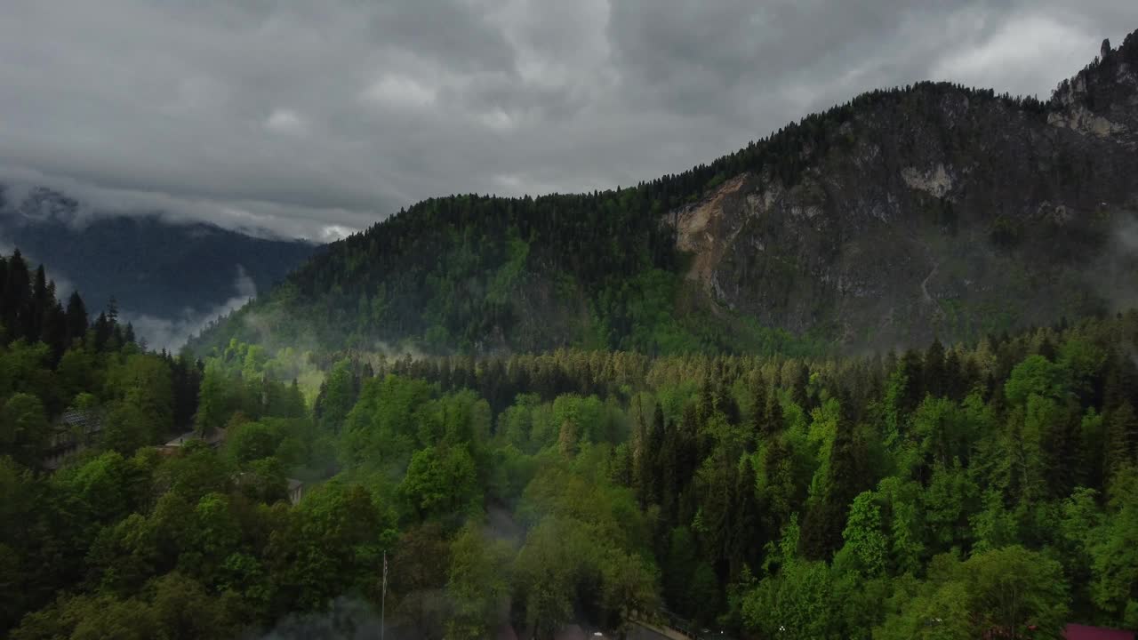 无人机拍摄的国家公园云雾缭绕的山景。视频素材