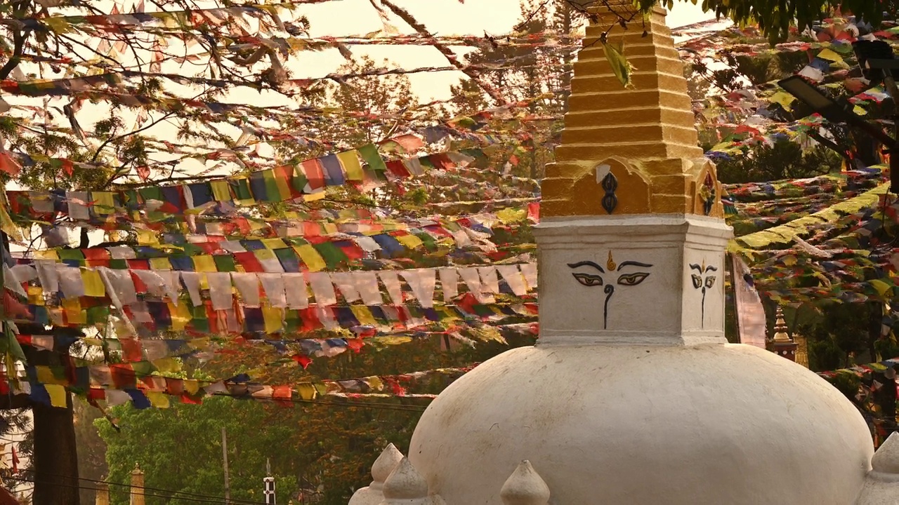 Swayambhunath寺庙佛塔的宁静景观，吹着经幡。视频素材