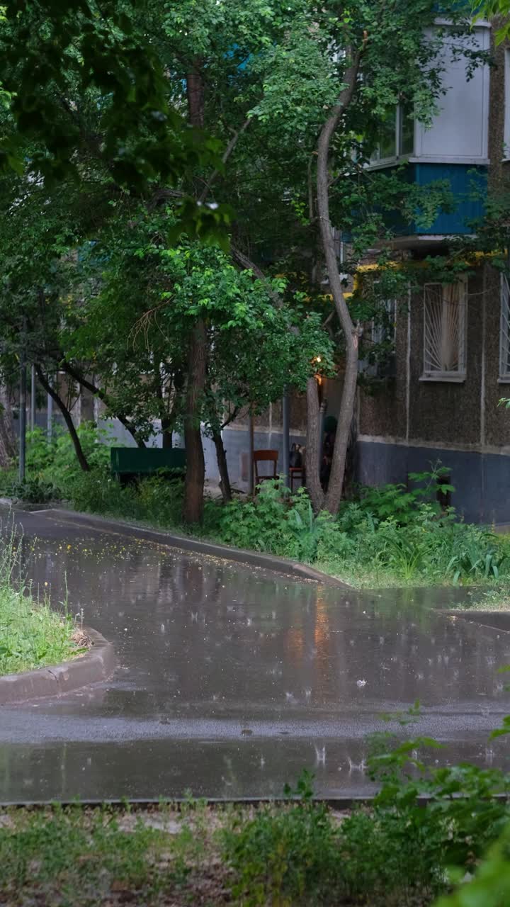 外面下着大雨，雨点落在路上视频素材