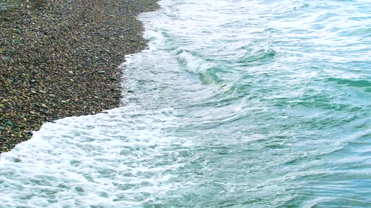 海浪拍打着岩石海岸。视频下载