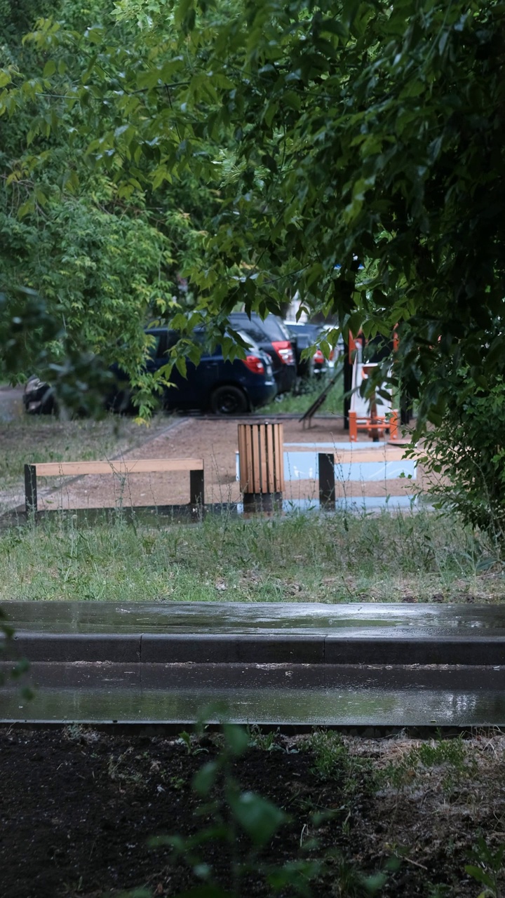 外面下着大雨，雨点落在路上视频素材