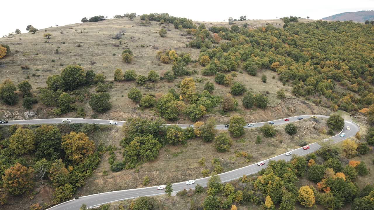 鸟瞰图定制运动赛车行驶在山路弯曲的道路视频素材