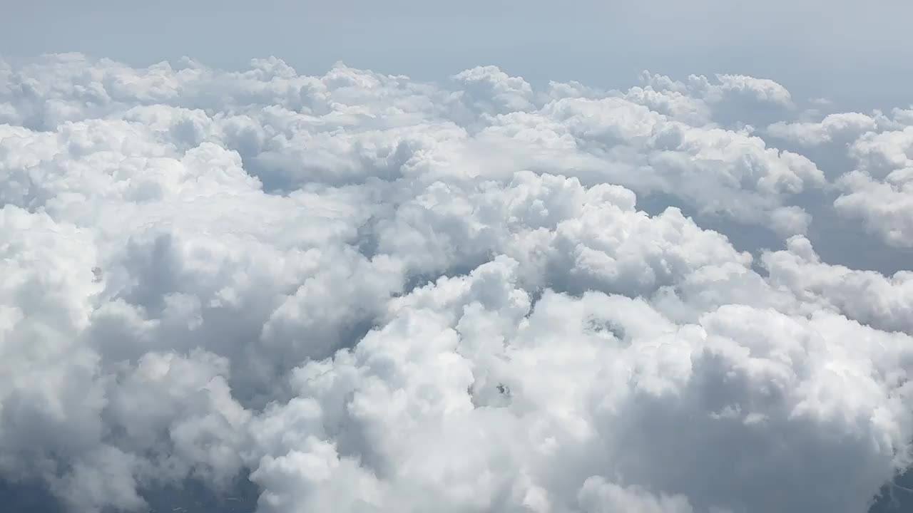 飞越云层视频素材