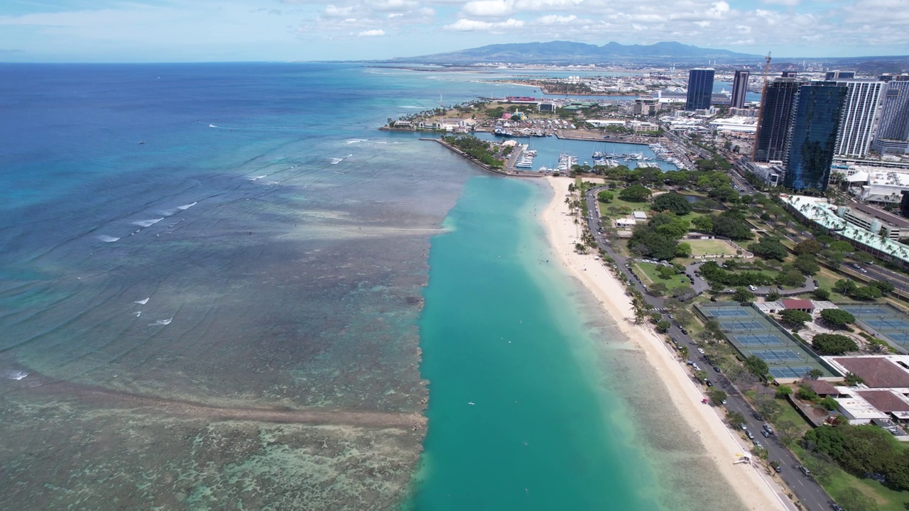 鸟瞰檀香山最密集的地区，包括Kakaako，阿拉莫阿纳海滩和公寓，以及威基基的酒店和海滩视频下载